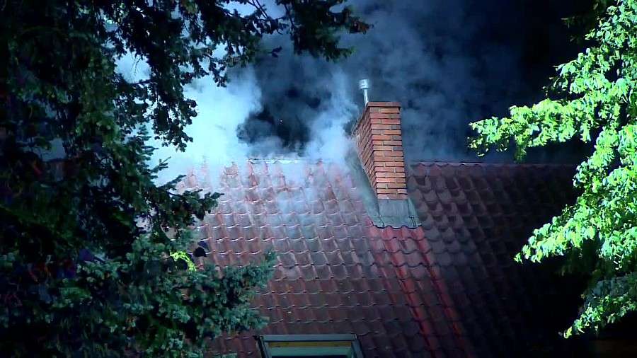 Pożar we Wrocławiu. Od uderzenia pioruna zapalił się dach