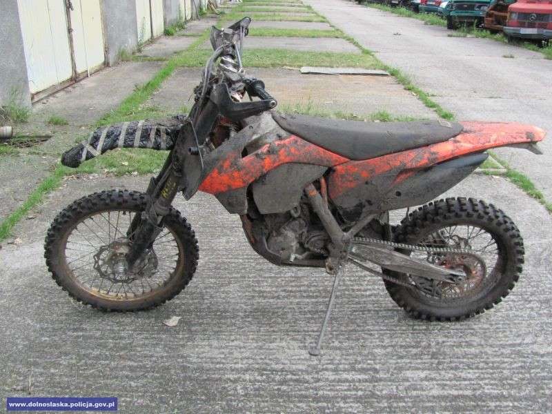 Motocykl zakopany na łące