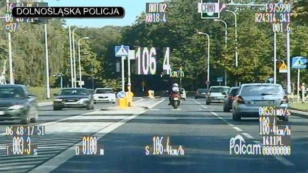 Gnał motocyklem na terenie zabudowanym i stracił prawo jazdy