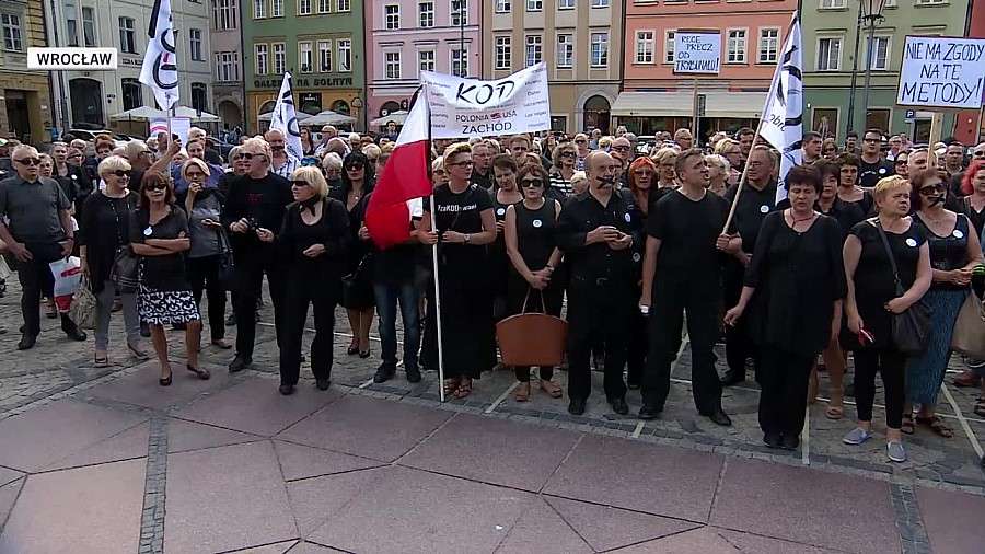 Demonstracja KOD we Wrocławiu. Uczestnicy zakleili usta na znak protestu