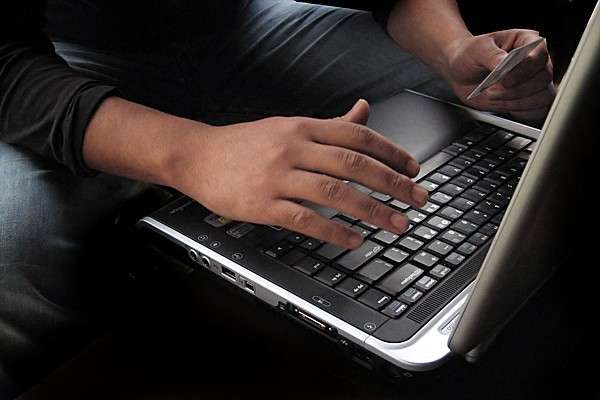 Oszust internetowy w rękach Policji – wpadł mimo tego, że próbował zacierać za sobą ślady 