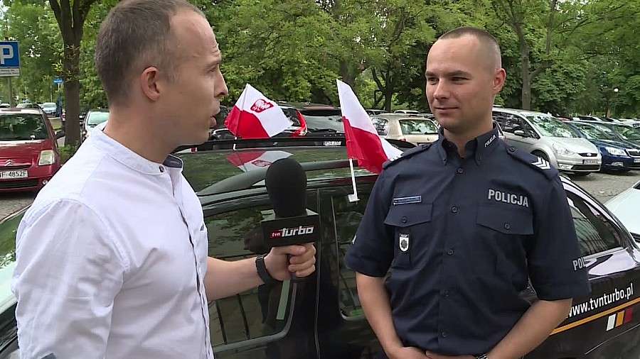 Uwaga zmotoryzowani kibice! Za flagę na samochodzie grozi mandat do 500 złotych