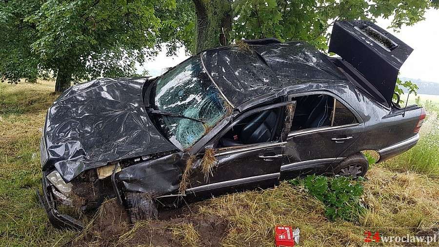 Wpadł w poślizg i wielokrotnie dachował