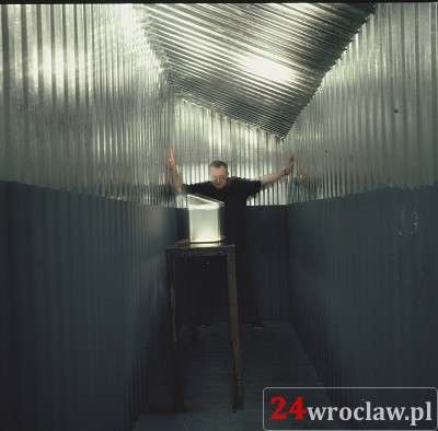 Gravity. Tymoteuszowi Karpowiczowi - wystawa Krzysztofa M. Bednarskiego
