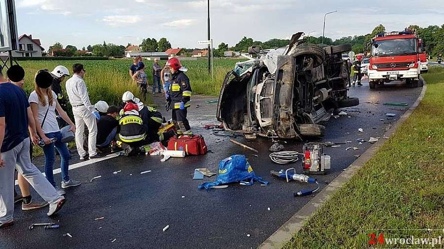 Dwie osoby  ranne w wypadku busa