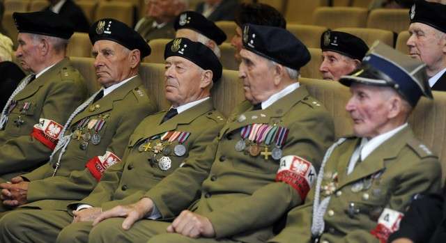 Weterani, kombatanci i osoby represjonowane będą jeździć wrocławską komunikacją za darmo