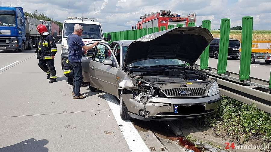 Trzy auta zderzyły się na autostradzie