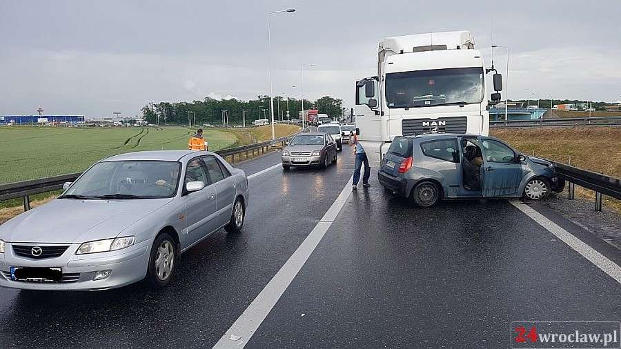Kolejny wypadek przy zjeździe na AOW. Ciężarówka zderzyła się z samochodem osobowym