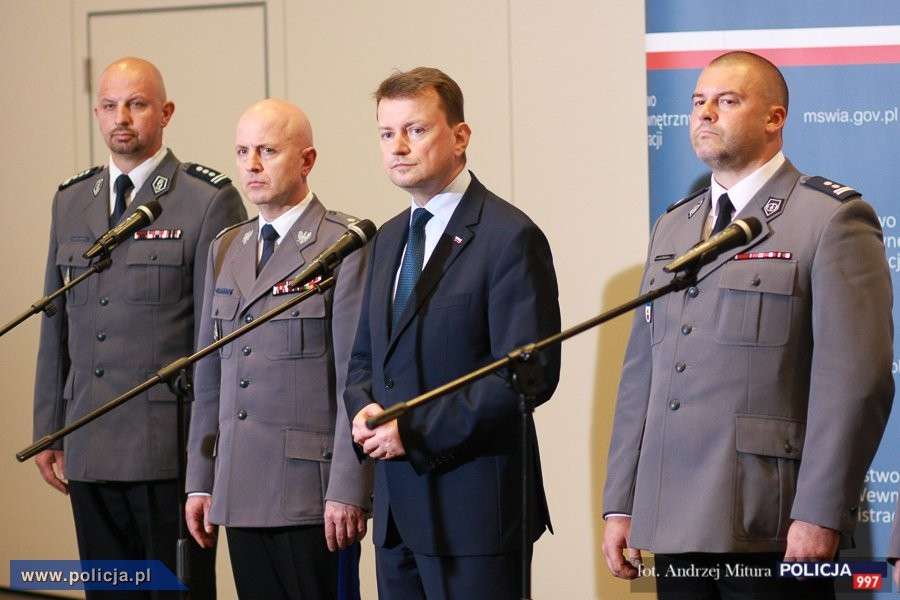 MINISTER MARIUSZ BŁASZCZAK NAGRODZIŁ POLICJANTÓW ZA AKCJE WE WROCŁAWIU I WARSZAWIE