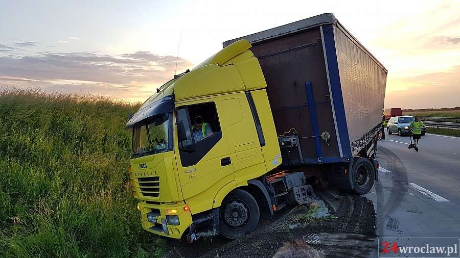 TIR wpadł do rowu na autostradzie