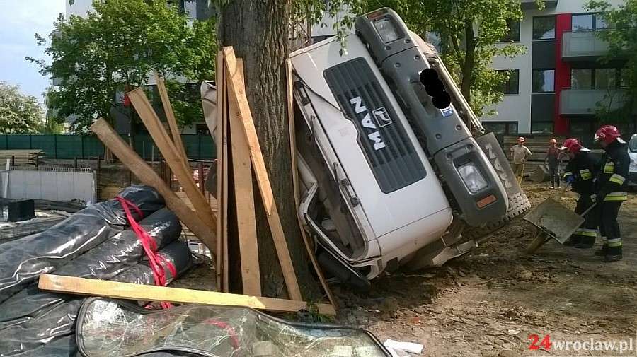 Betoniarka wpadła do wykopu