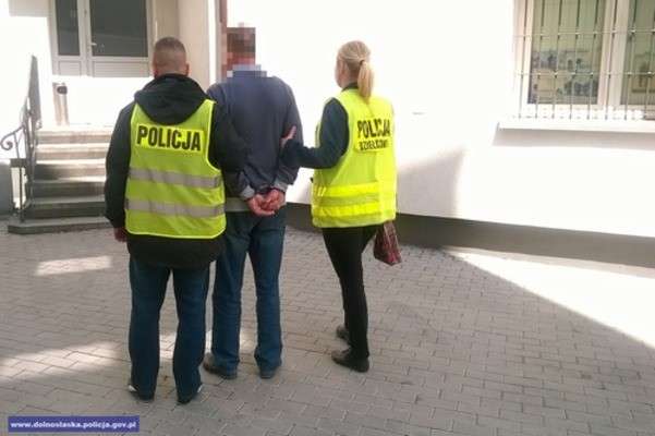 Pijany kierowca uciekając z miejsca zdarzenia próbował rozjechać policjanta