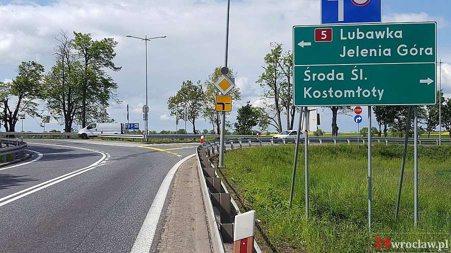 Od dziś zjeżdżający z autostrady w Kostomłotach mają pierwszeństwo
