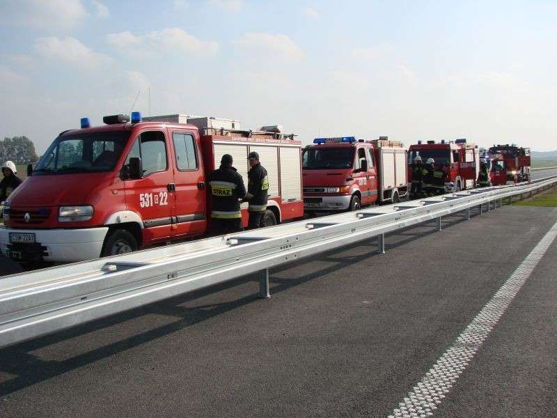 Pożar samochodu na autostradzie