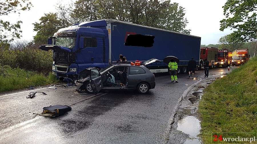 Czołowe zderzenie z TIRem. 5 osób w szpitalu