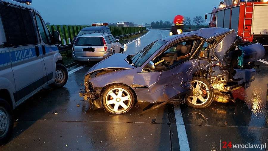 Groźny wypadek na autostradzie. Kierowca audi w ciężkim stanie.