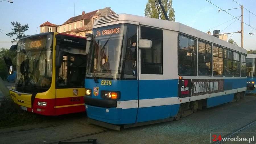 Tramwaj zderzył się z autobusem