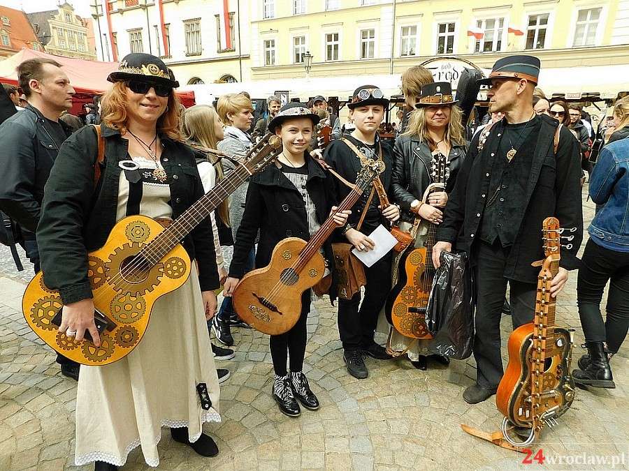 Gitarowy Rekord Guinnessa pobity o 12 gitar