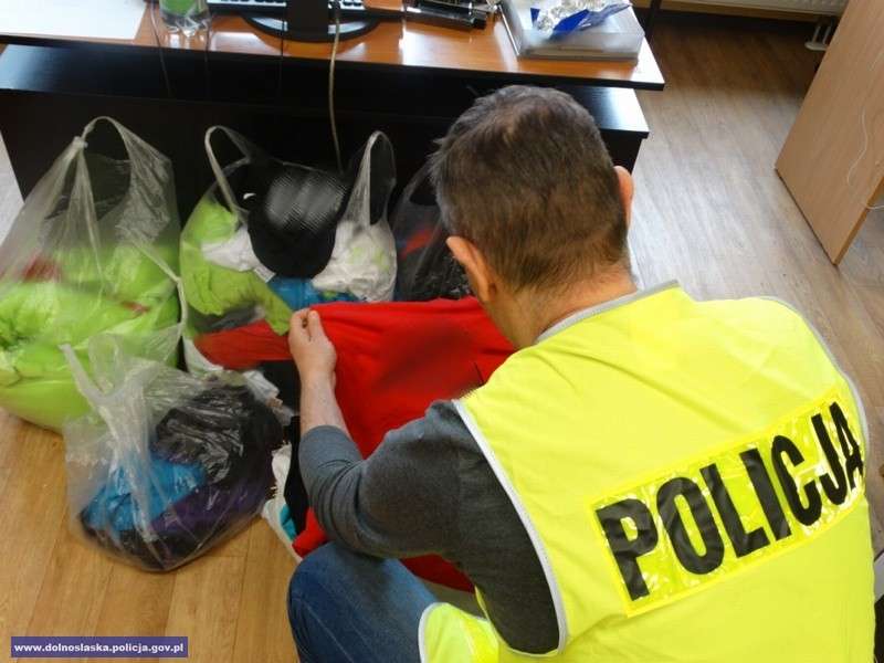 Odpowie za handel podrobioną odzieżą 