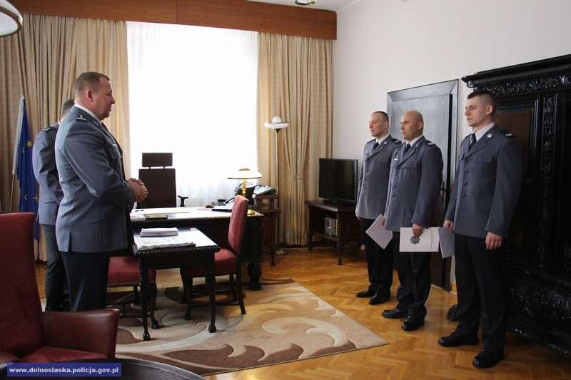 Policjanci nagrodzeni za  profesjonalizm i zaangażowanie w służbie