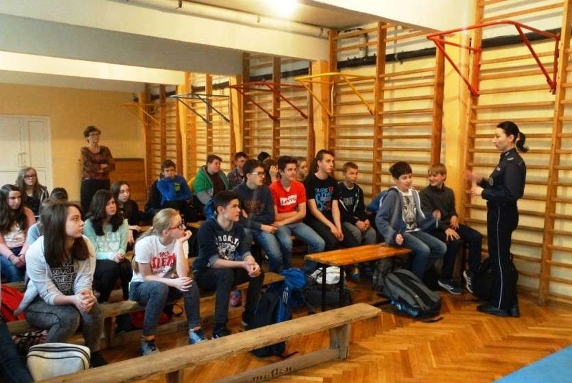 Młodzież a narkotyki i dopalacze. Spotkanie z gimnazjalistami na temat problemu odurzania się.