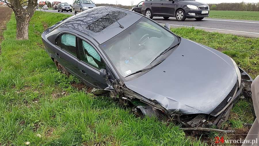 Zasnął za kierownicą i wpadł do rowu