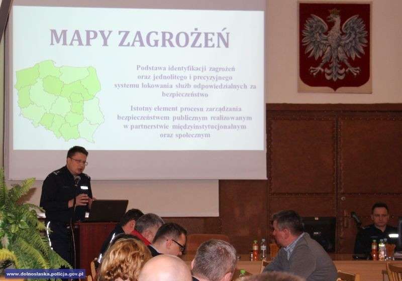 Policjanci spotkali się z seniorami, by rozmawiać o zagrożeniach 