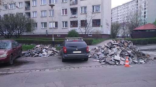Wysypali gruz na drogę