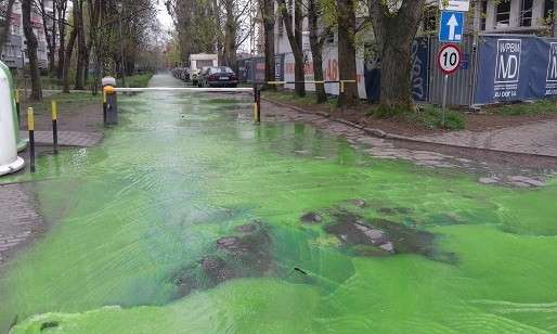 Zielona ciecz na jezdni