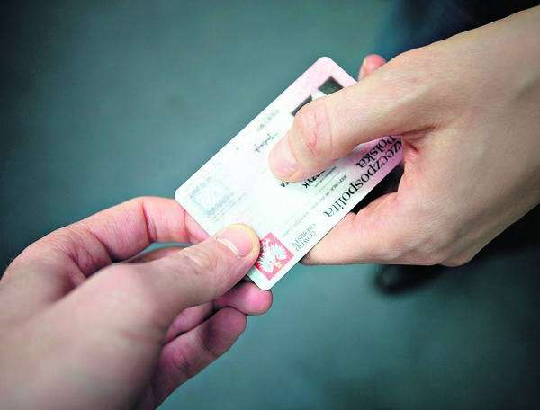Poszukiwany mężczyzna wpadł kiedy wylegitymował się cudzym dowodem osobistym
