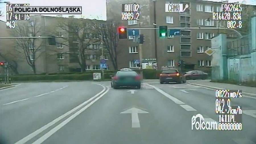 Taksówką na czerwonym świetle (video)