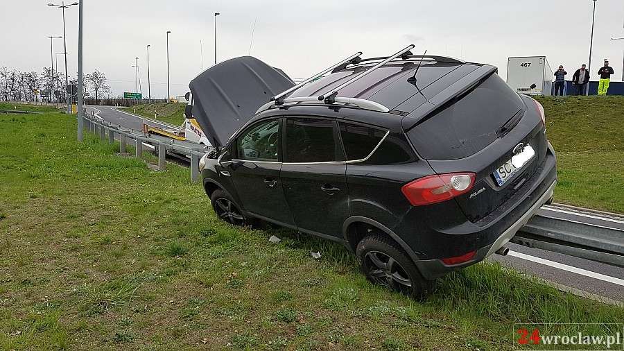 Ford zawisł na barierce