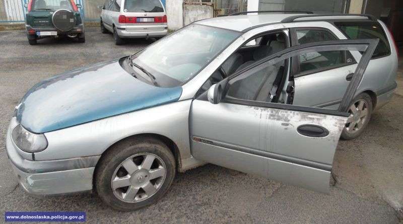 Dwóch poszukiwanych jechało skradzionym autem mając blisko 3 promile