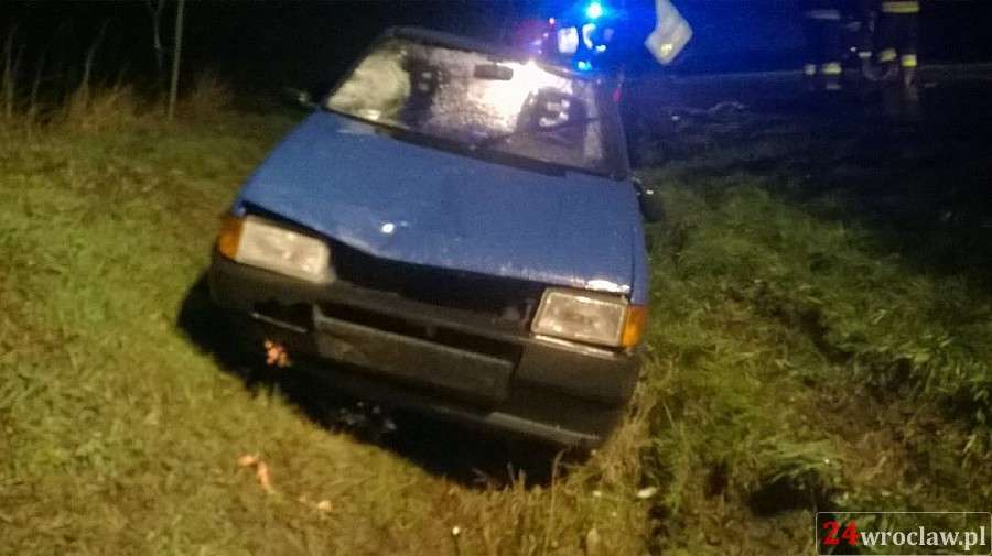 Potrącenie pieszych. Jedna osoba uwięziona pod autem.