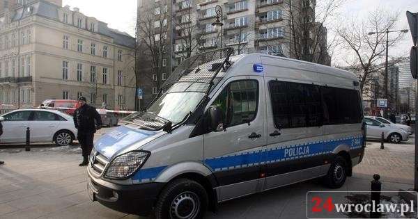 Kompletnie pijana leżała na ulicy obok stało małe dziecko