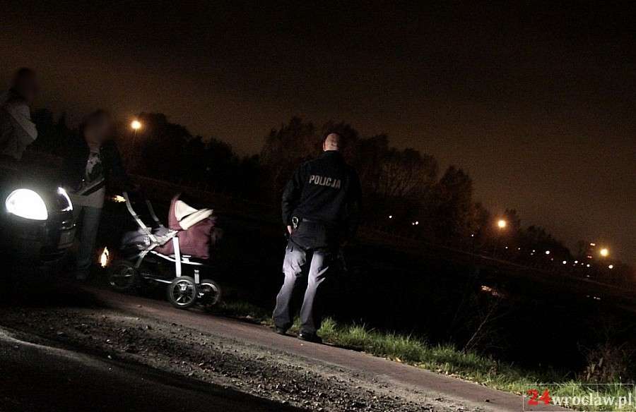 Pijani rodzice prowadzili wózek z 6-cio miesięczną córeczką