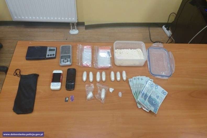 Ponad 1600 porcji kokainy i amfetaminy w mieszkaniu