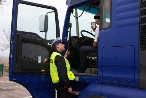 Jechał TIR – em autostradą mając blisko 2,5 promila