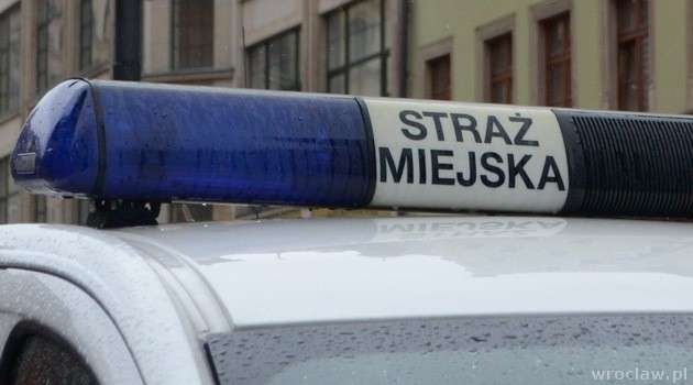 Naprawa auta pod chmurką