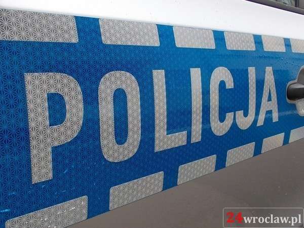 Przechodząc koło kwiaciarni postanowił zabrać wazon i kwiaty