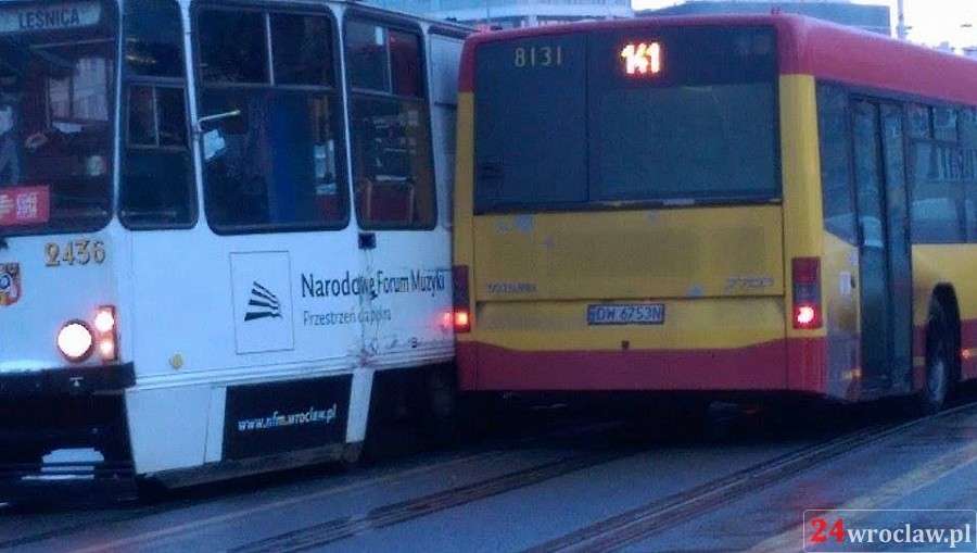 Tramwaj otarł się o autobus