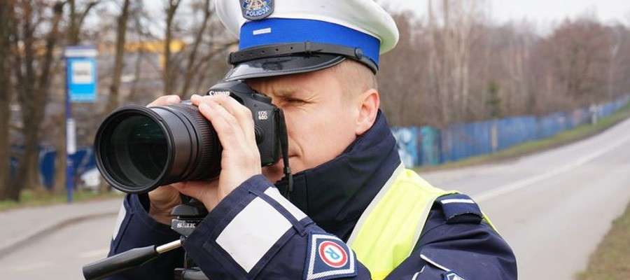 Jazda bez pasów powodem policyjnej interwencji – okazało się, że kierowca jest poszukiwany, a pasaże