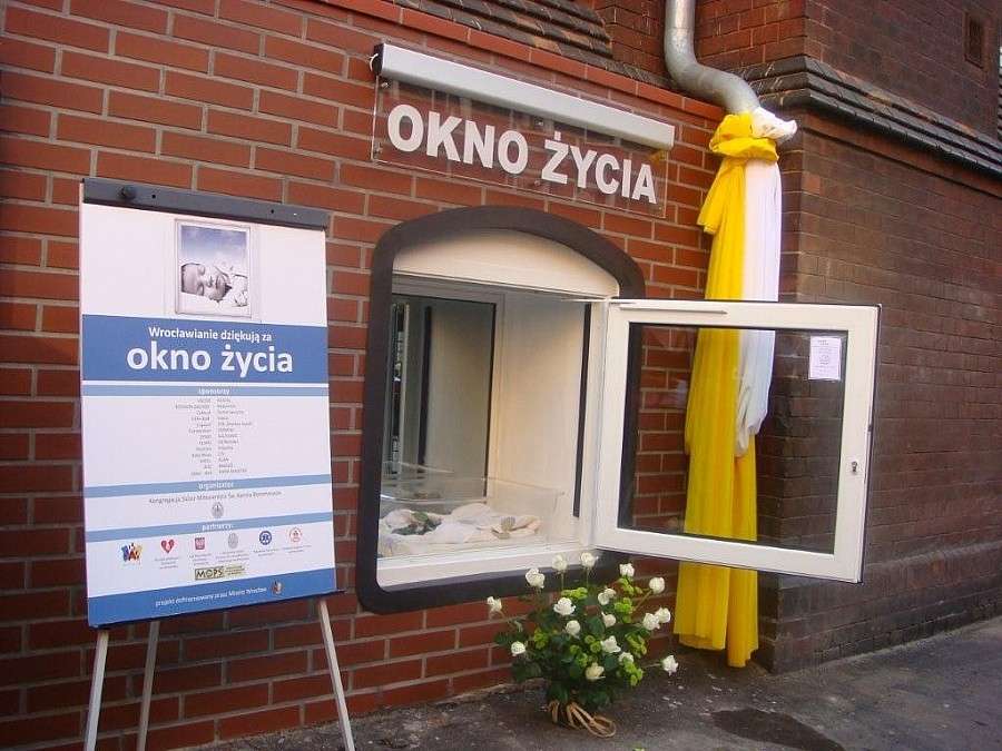 Matka oddała 1,5 roczną córkę zakonnicom