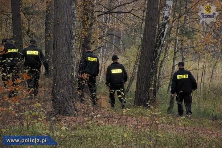 Policjanci odnaleźli w lesie starszego mężczyznę