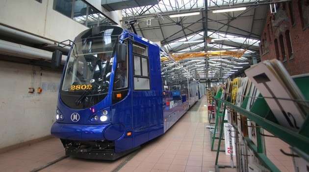 Nowe tramwaje wyjeżdżają na tory