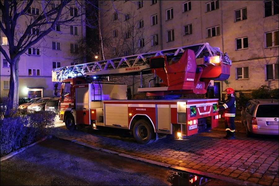 Pożar w bloku... tuż obok Straży Pożarnej