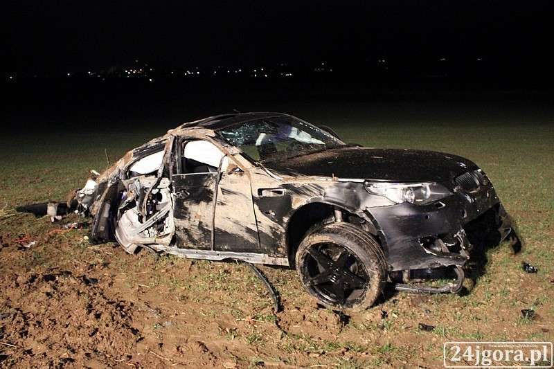 Kierowca BMW uderzył w drzewo. Uciekł z miejsca wypadku.  Zobacz moment wypadku.