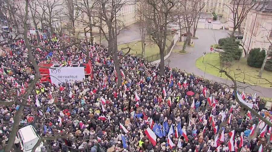 Tysiące protestują przed Trybunałem Konstytucyjnym 
