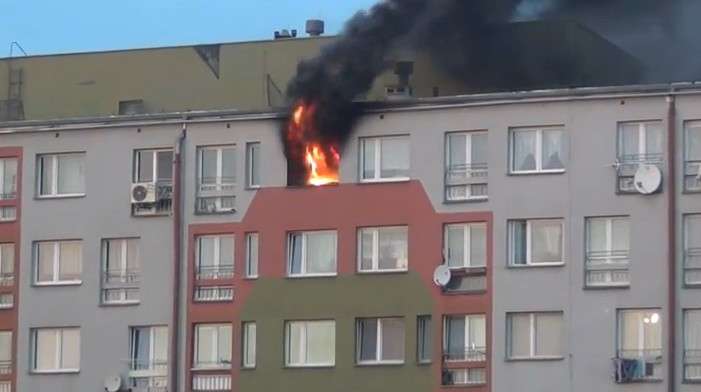 Film z pożaru w bloku przy ulicy Ślicznej we Wrocławiu