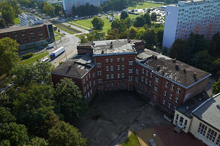 Alarm bombowy w gimnazjum na Ślężnej